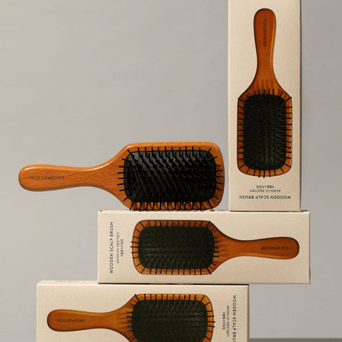 Descoperă beneficiile unui scalp sănătos cu peria din lemn Aromatica M – ideală pentru detoxifiere și relaxare zilnică. Design ergonomic și durabil.